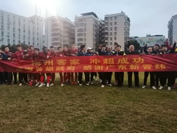 叶辰其实确实可以用灵气将所有的酒精全部代谢掉，但是他也知道，老婆不会相信自己，既然如此，自己倒也不必过多解释。